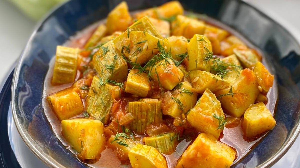 Sofraların hafif ve sağlıklı yıldızı: Tam kıvamında zeytinyağlı kabak yemeği