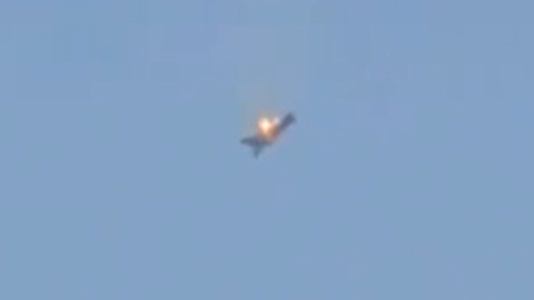 Savaşın ortasında ABD jetine şok! Kuveyt'te alev topuna dönen F-15 savaş uçağının düşüş anı kamerada