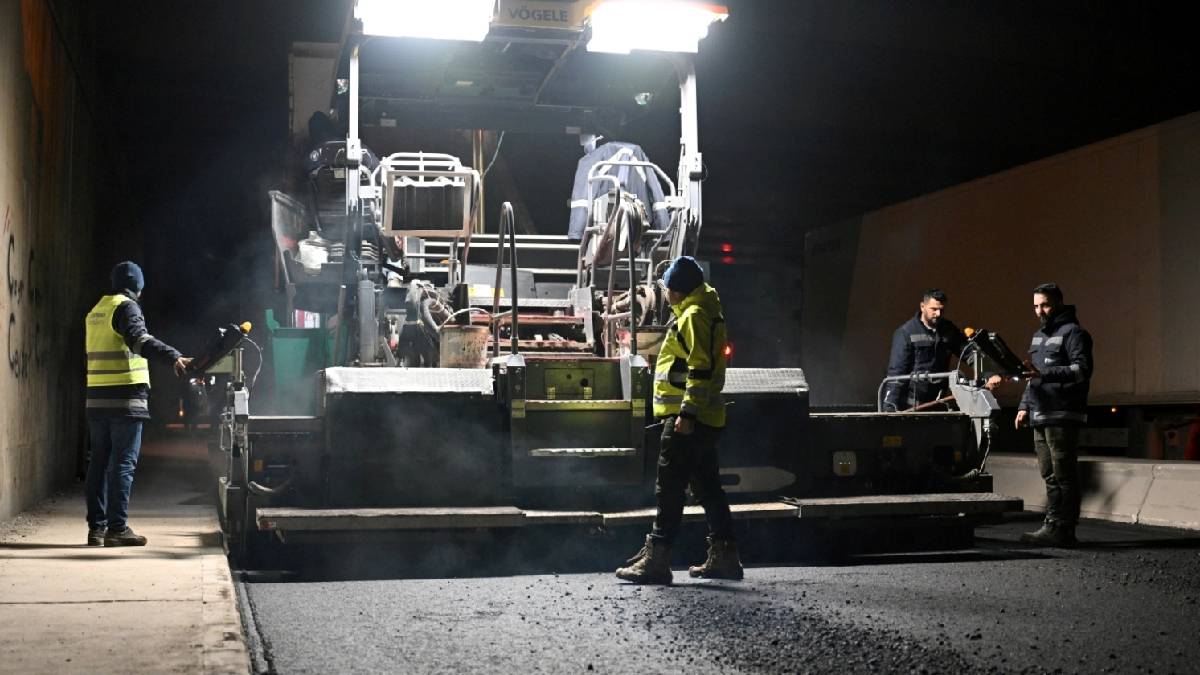 Bornova’da yağmur bitti, asfalt serimi başladı