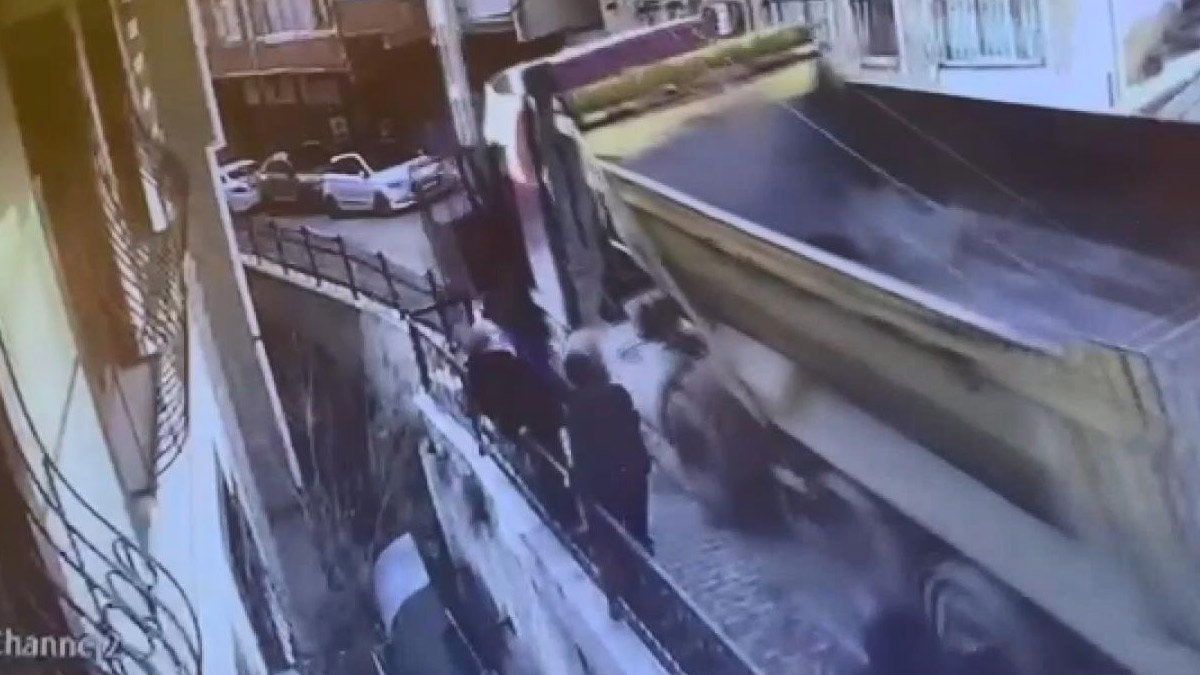 Kağıthane'de feci kaza! Hafriyat kamyonu yokuştan kaydı, şoför hayatını kaybetti