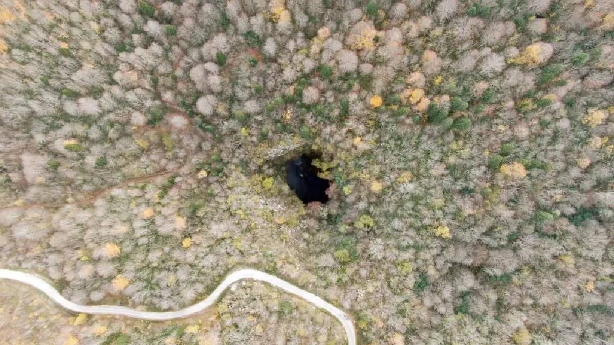 Karadeniz’in en derin mağarası! İçerisinde şelale bile bulunuyor