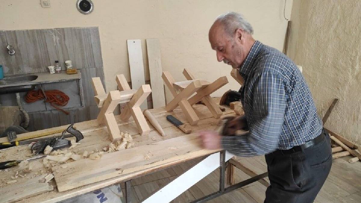 10 yaşında başladı 80 yaşında devam ettiriyor: Ahşap ellerinde şekilleniyor