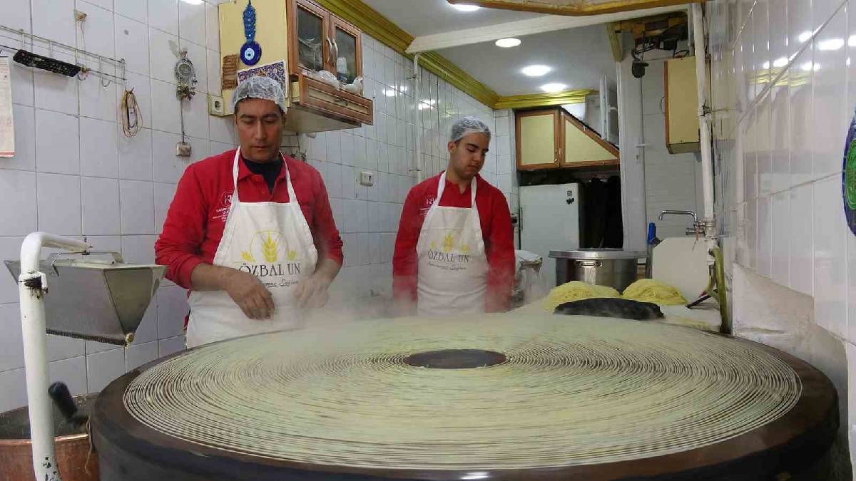 Makine üretimine karşı el dökümüne sahip çıkıyor: Sabır ve ustalığın sonucu lezzet oluyor