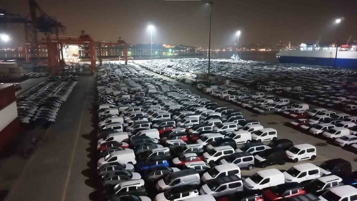 Haydarpaşa Limanı'nda gece mesaisi: 2026 model araçlar limana indirildi