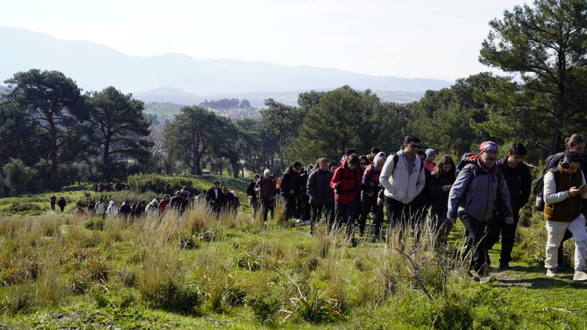 Gençler baharı Efes-Mimas Yolu’nda doğayla karşıladı