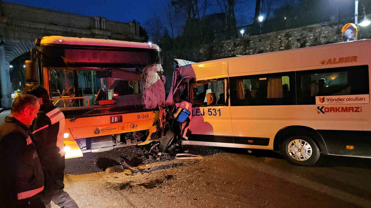 Beşiktaş’ta servis minibüsü ile otobüs kafa kafaya çarpıştı: Sürücüler yaralandı