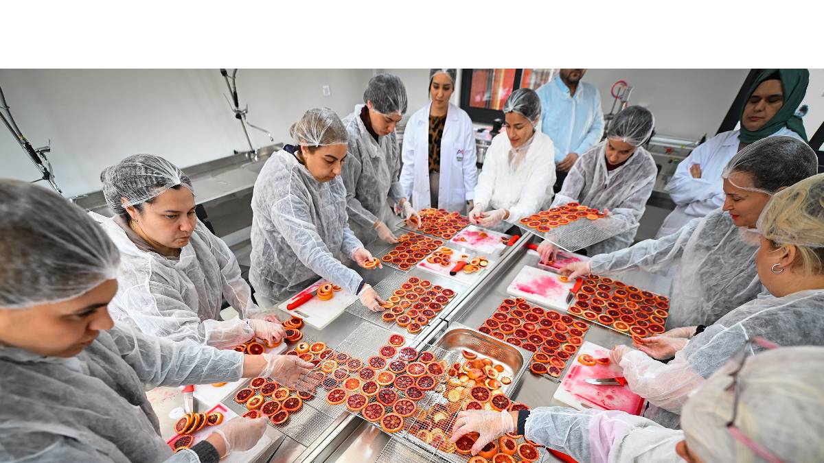 Büyükşehir'in Köyümüz Atölyesi'nde kadın emeği ile profesyonel üretim: Coğrafi işaretli kan portakalı geleceğe taşınıyor