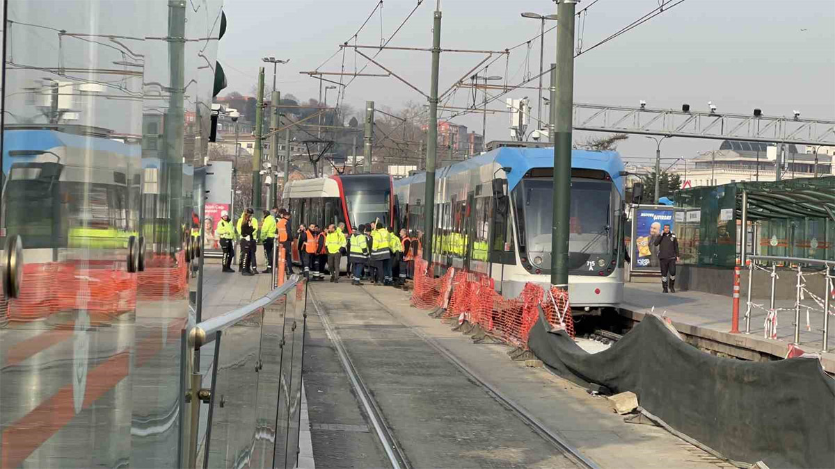 Eminönü’nde tramvay raydan çıktı: Seferler aksadı