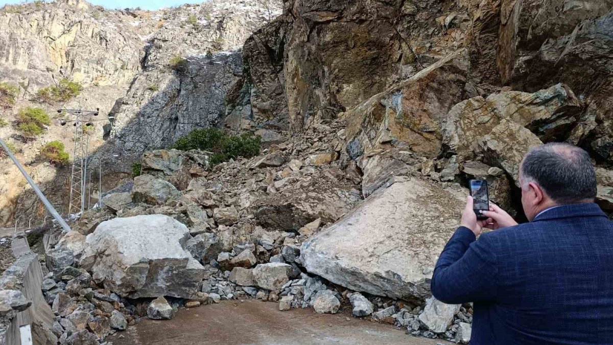 Gümüşhane-Giresun karayolu heyelan nedeniyle ulaşıma kapandı