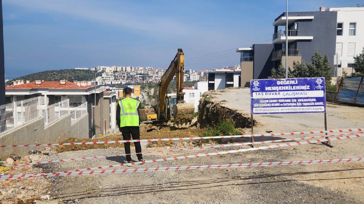 Aydın Büyükşehir Belediyesi Kuşadası’nda yoğun bir şekilde yol yapım çalışmalarına devam ediyor