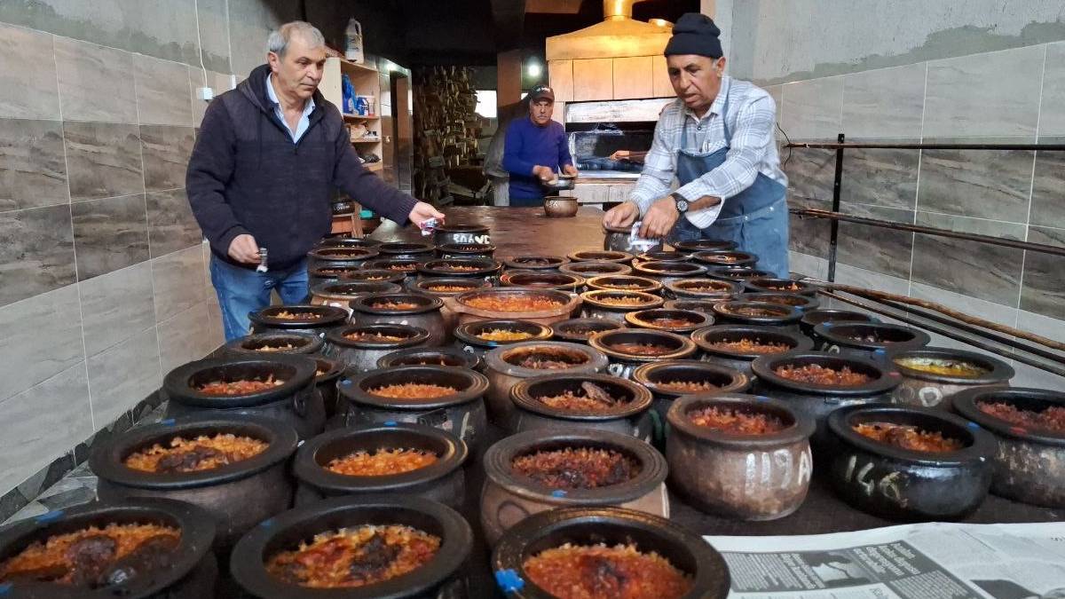 8 saat boyunca fırında kalıyor, davul sesini duyan piştiğini anlıyor! Ramazan ayının olmazsa olmazı