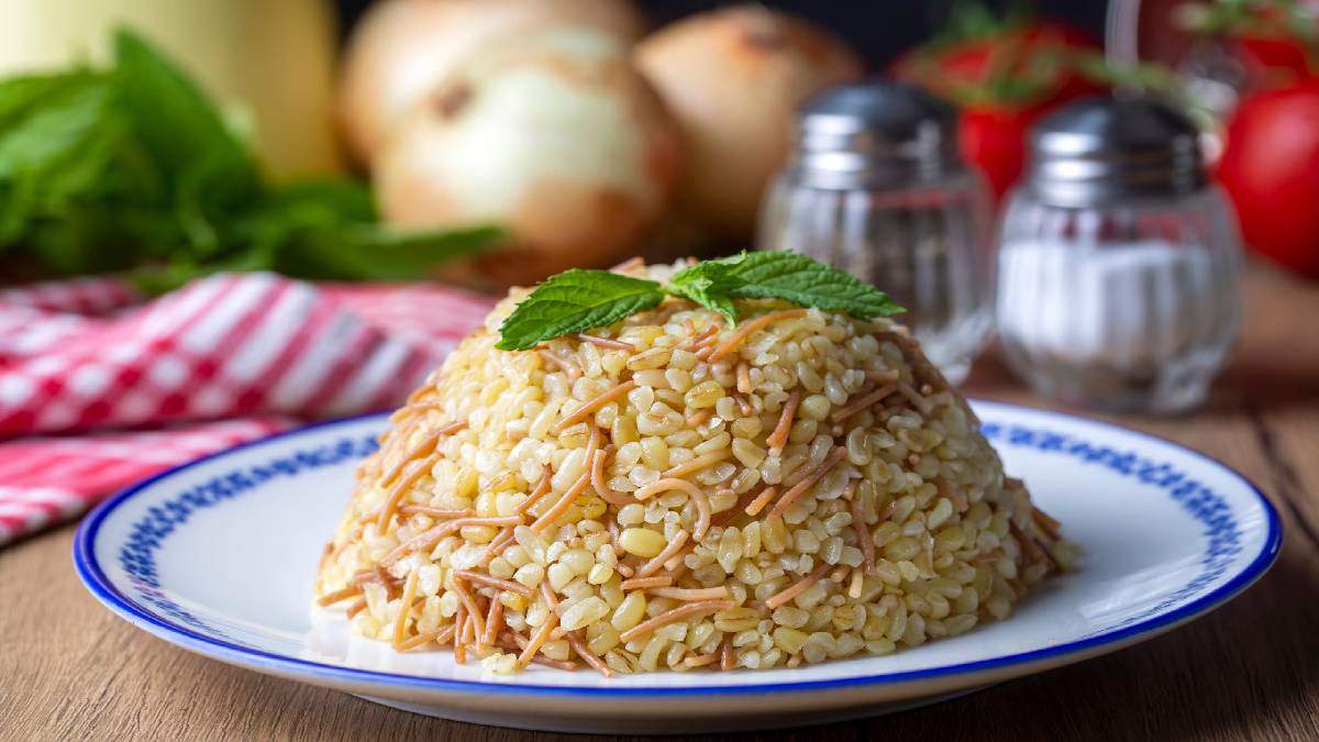 İftar sofralarının vazgeçilmez yancısı! Tane tane dökülen şehriyeli bulgur pilavı tarifi