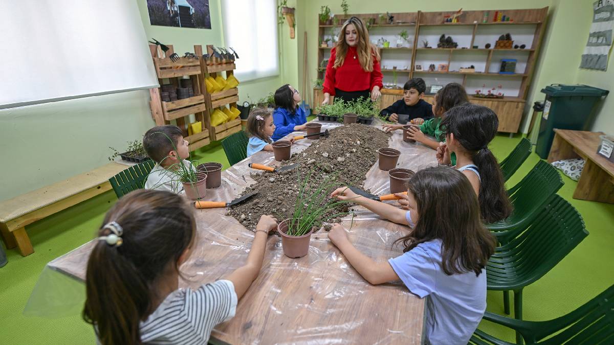 Büyükşehir Belediyesi Toroslar Çocuk Kampüsü’nde minikler “Doğa Atölyesi” ile yeşile dokunuyor