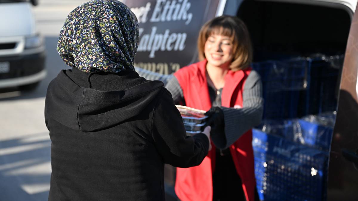 Mersin'de bereket sofralara taşınıyor: Büyükşehir'den Ramazan boyunca sıcak iftar yemeği...