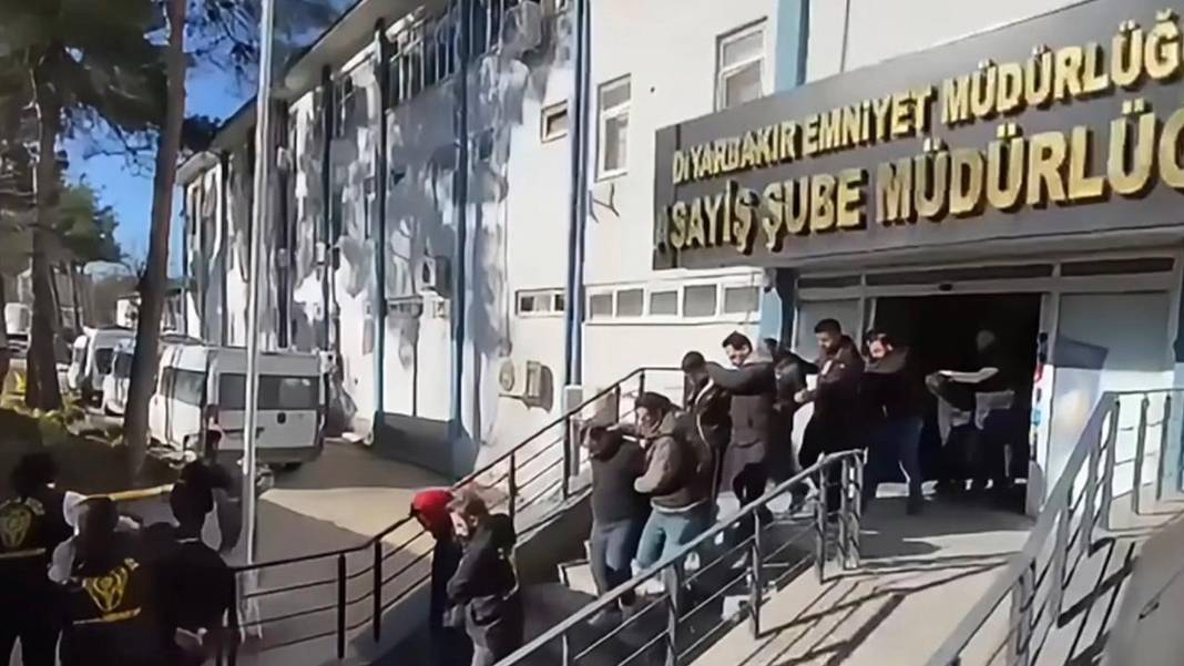 TÜVTÜRK dolandırıcılarına 14 ilde şafak operasyonu: 25 tutuklama