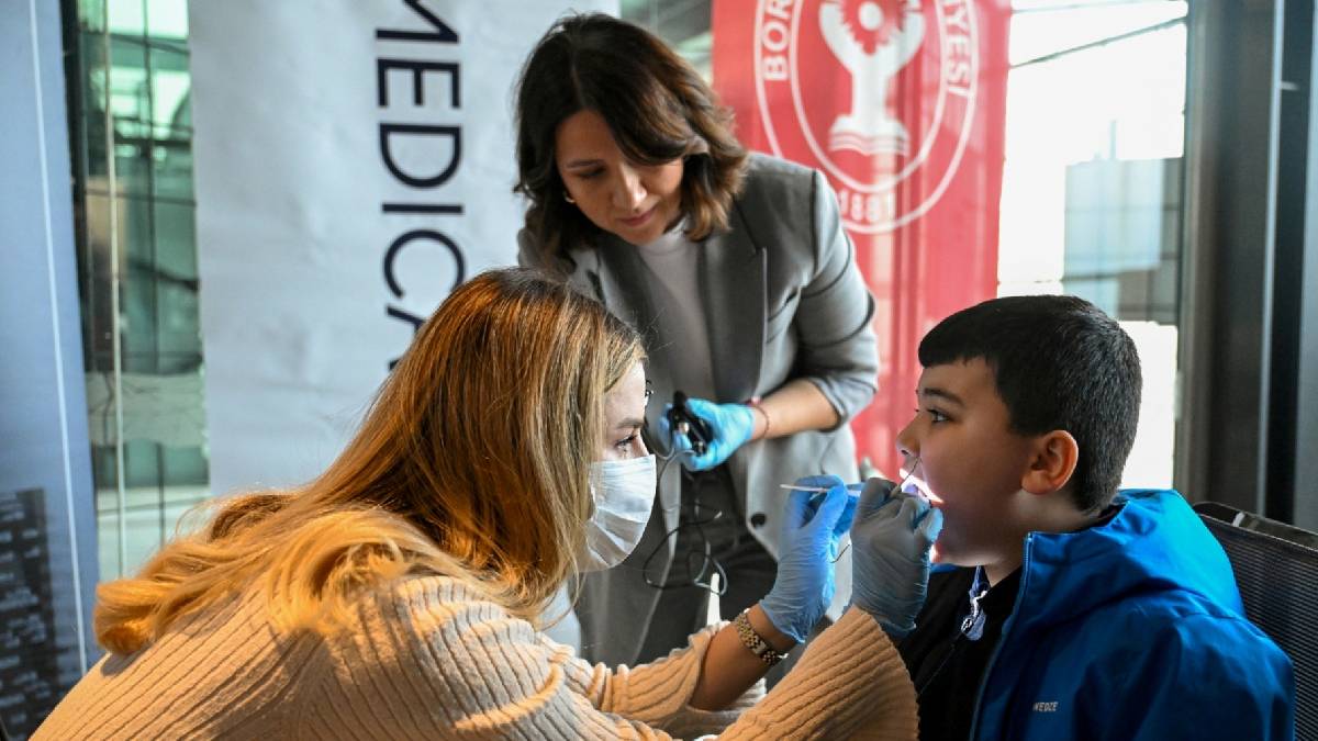 Bornova’da işitme engelli öğrencilere diş taraması