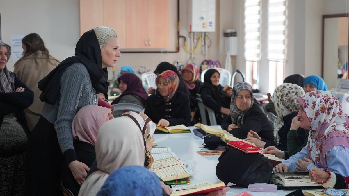 Başkan Subaşı mukabele programına katılan kadınlarla bir araya geldi