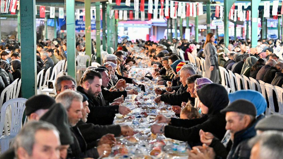 Demirci’deki iftar sofrası birlik ve bereketi aynı sofrada buluşturdu