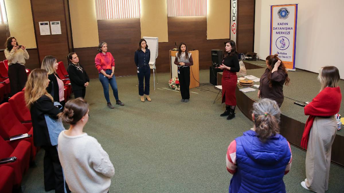 Bursa Büyükşehir Belediyesi, kadınların çalışma hayatında karşılaştıkları zorluklara dikkat çekmeye devam ediyor