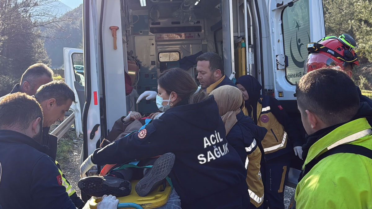 Karabük'te korkutan kaza: Otomobil- kamyon çarpışmasında 1 ölü 5 yaralı