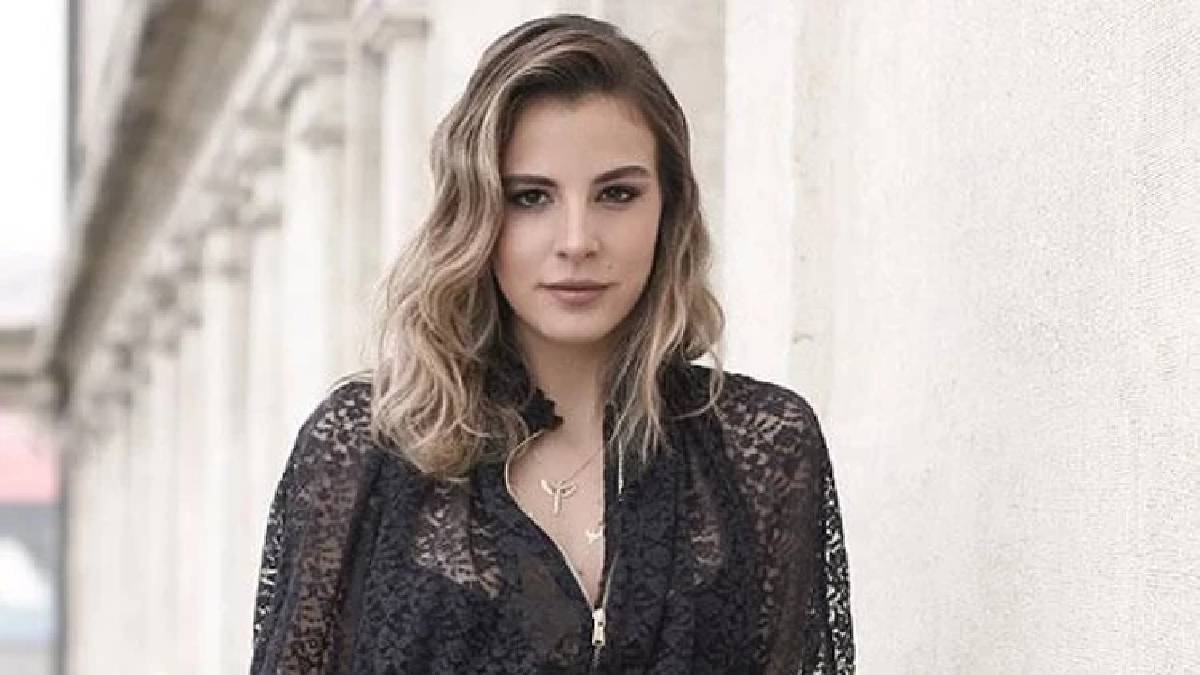 Füzelere aldırış etmedi, plajın tadını çıkardı! Aslışah Alkoçlar’a tepki çığ gibi büyüdü