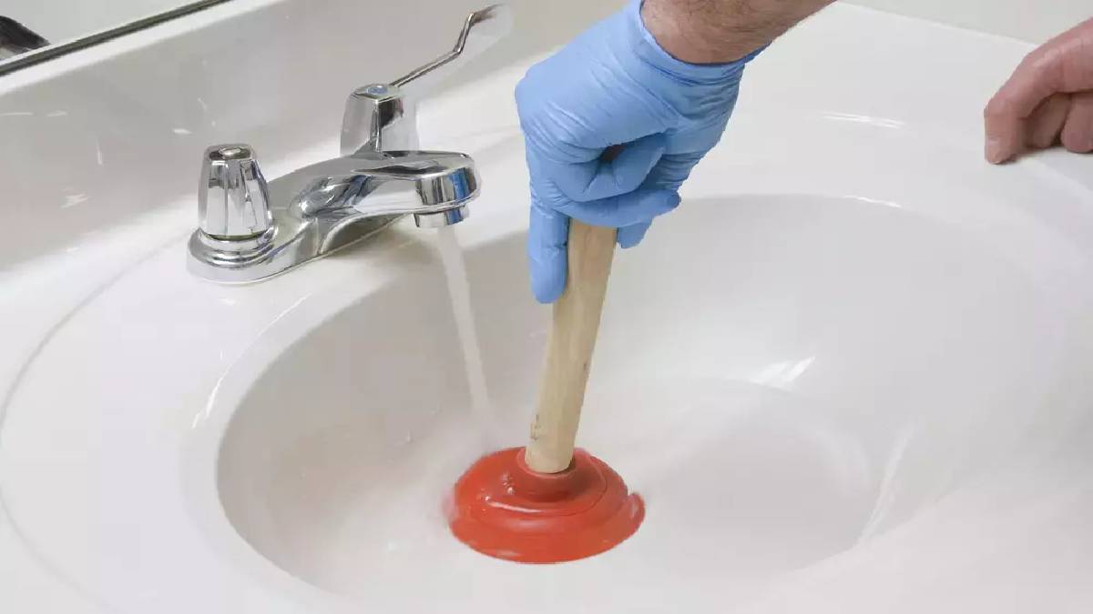 Tıkanmış lavaboları şıp diye açıyor! Tesisatçılar bile bu sırrı paylaşmaz