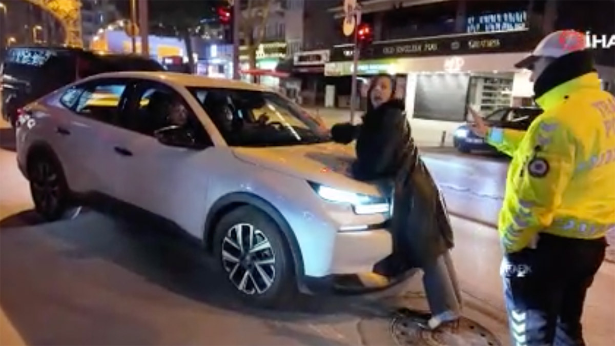 Polis uygulamasında şaşkın anlar: Alkollü yolcu aracın önüne atladı
