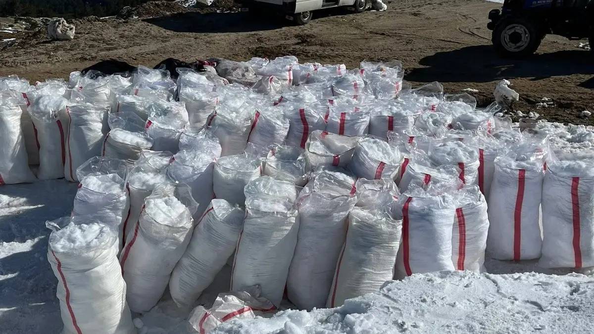 Zirveden karları toplayıp saklıyorlar: Yazın enfes lezzete dönüşüyor