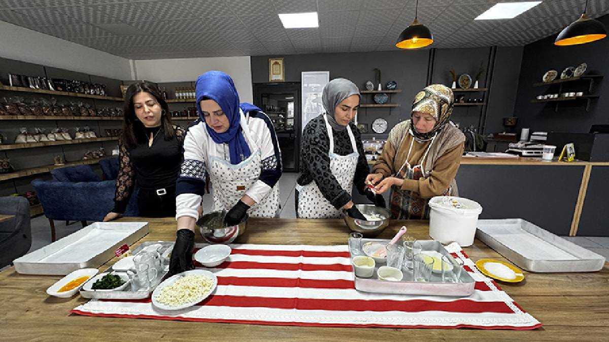 Anneler hazırlıyor, gençler taşıyor: İftarı yolda geçirenlere büyük jest