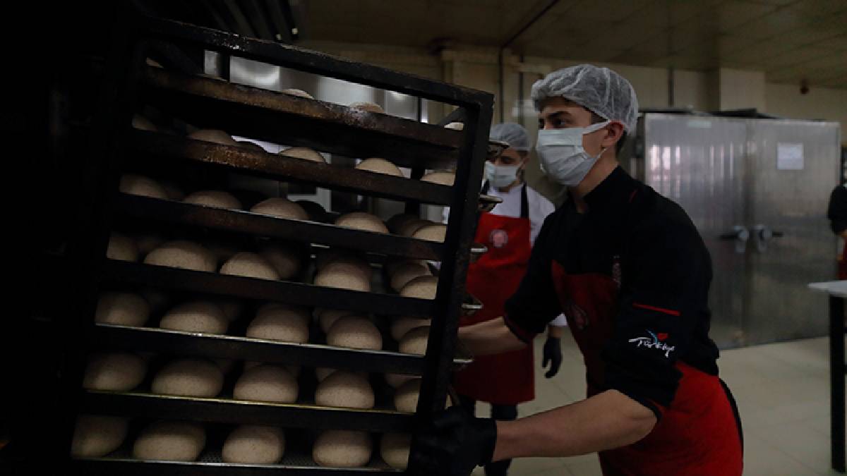 Günde 6.000 adet üretiliyor: Hepsi öğrencilerin hünerli ellerinden çıkıyor