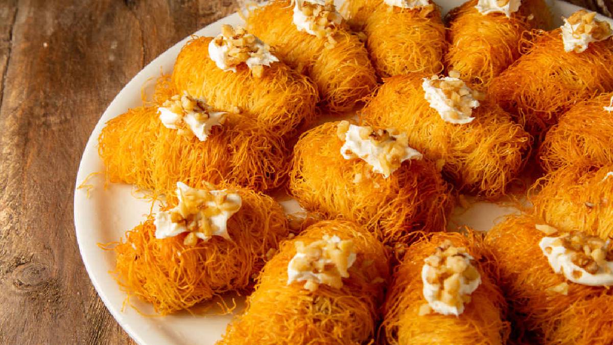 Sırrı şerbetinde saklı! Şeflerin bile kıskandığı tam ölçülü çıtır kadayıf sarma