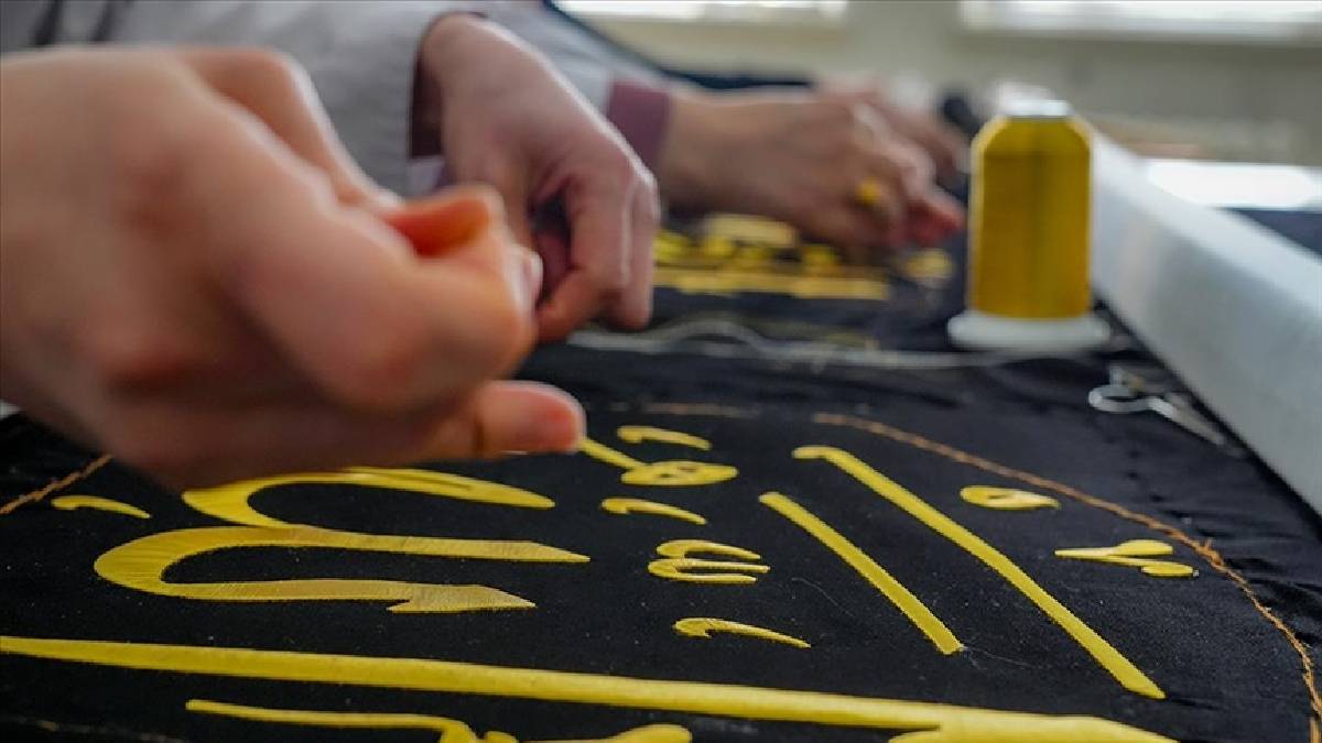 Kadife üzerine işleniyor, Maraş tekniği kullanılıyor! Usta eller Esma-ül Hüsna işliyor