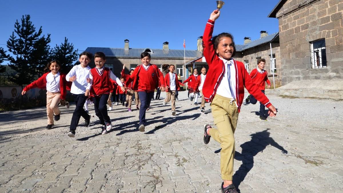 Ara tatil ve Ramazan Bayramı birleşiyor: 13 Mart 2026 Cuma okullar tatil mi?