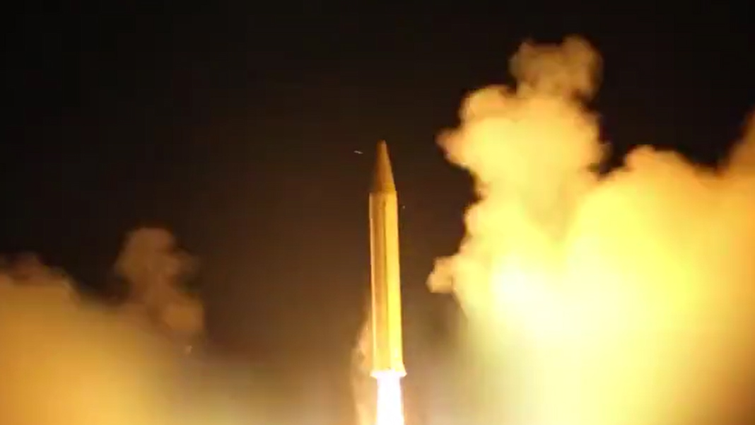 İran'dan İsrail'e 'kıyamet' füzesi! Devrim Muhafızları 1 tonluk 'Horramşahr-4'ün fırlatılma anını yayınladı