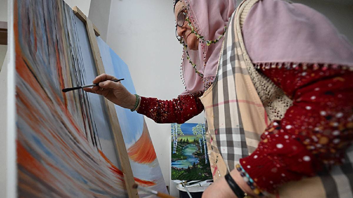 72 yaşında çocukluk hayalini gerçekleştirdi: 100 esere imza attı