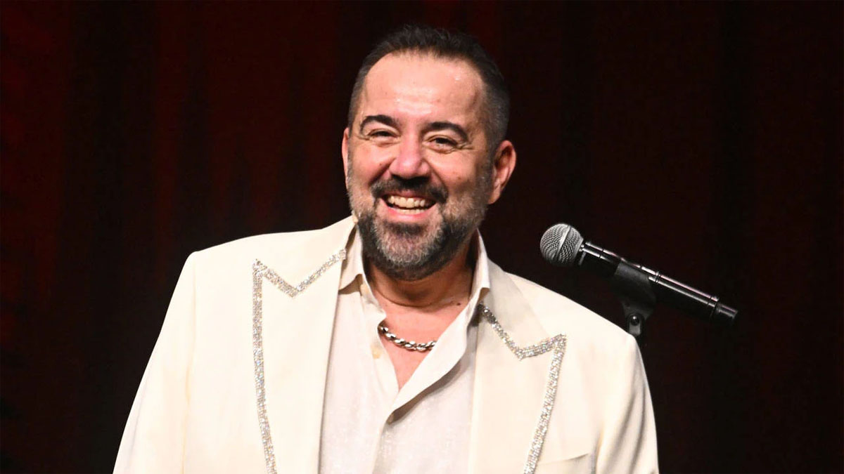 Nişantaşı'nda görüntülendi, bombayı patlattı: Ata Demirer sahne kıyafetlerini bakın ne yaptı?