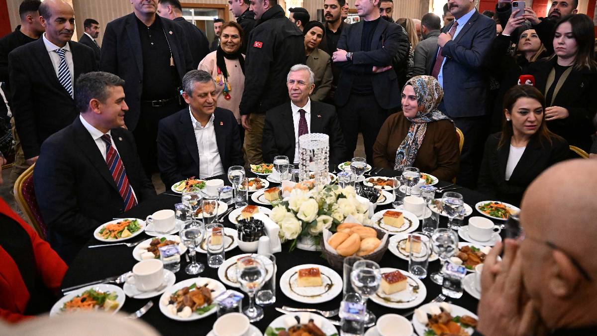 Mansur Yavaş Özgür Özel’le birlikte Haymanalılarla iftarda buluştu