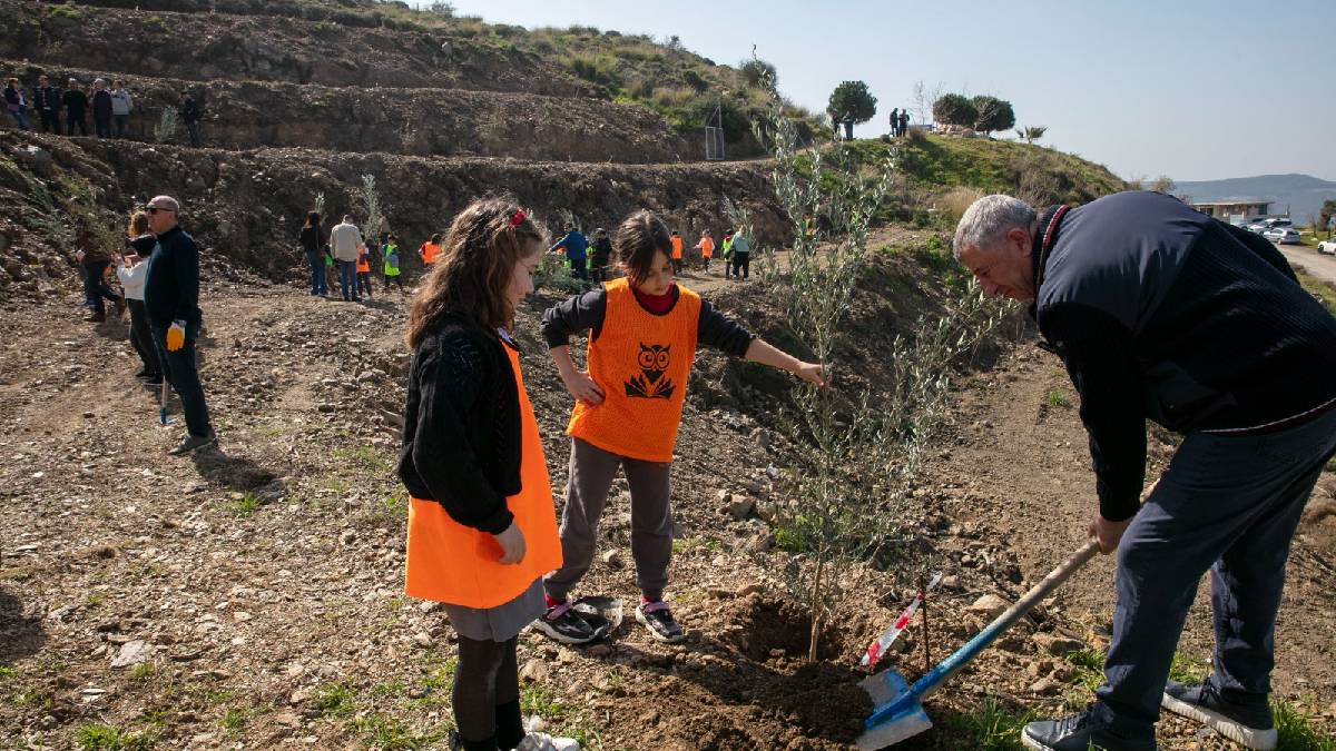 Güzelbahçe’de 1000 zeytin fidanı toprakla buluştu