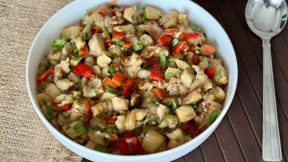 Farklı salata alternatifi arayanlar bayılacak! Sofraların yeni gözdesi: Bol cevizli ve nar ekşili köz patlıcan mezesi