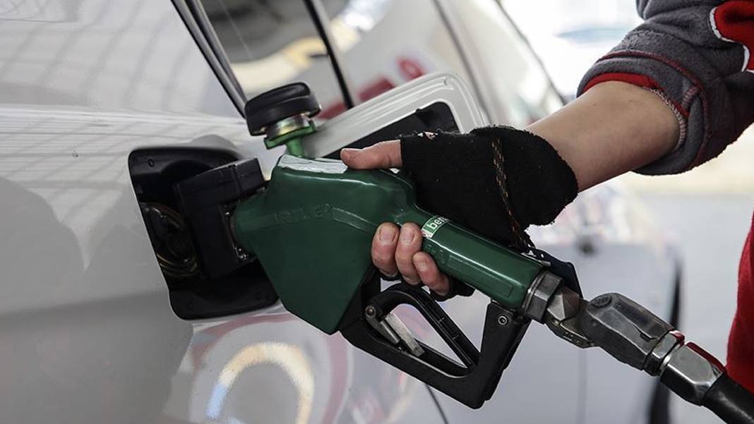 Eşel mobil kalkanı yetmedi! Akaryakıta bu gece çifte zam