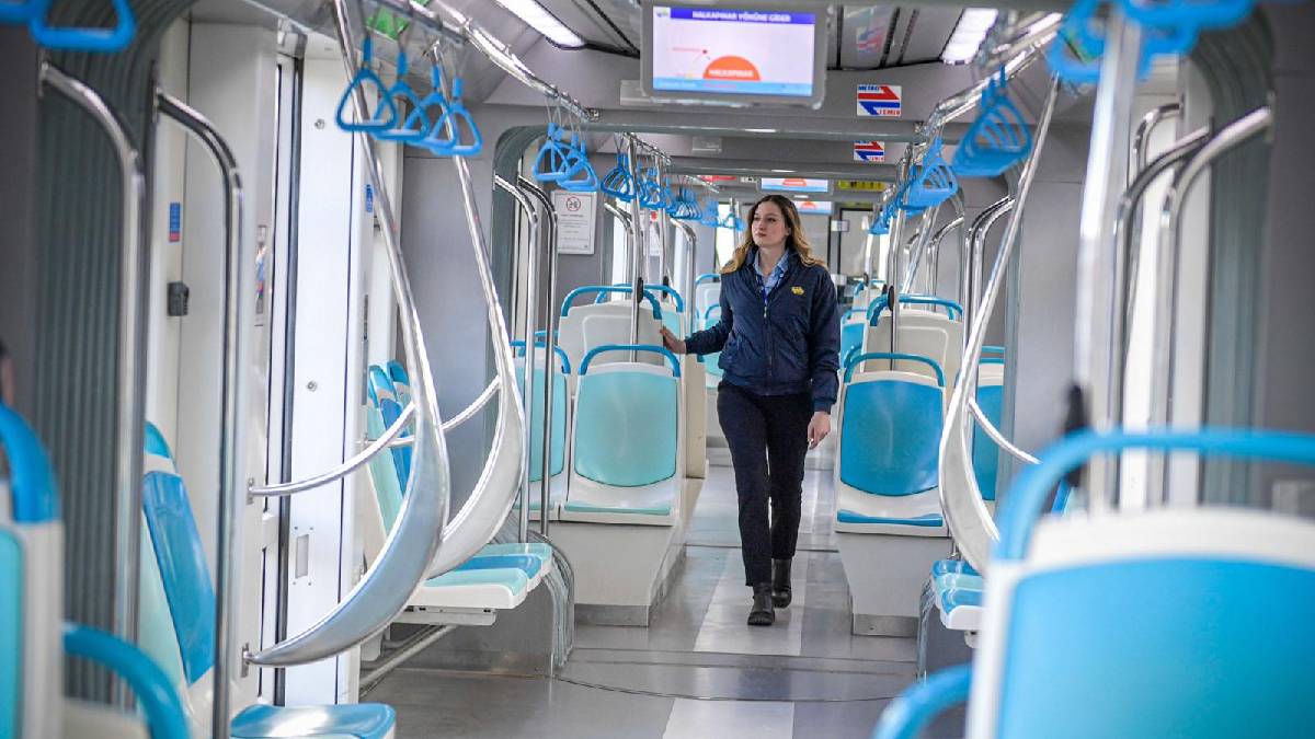 İzmir'in raylarında kadın gücü: 23 yaşındaki Simay Aytimur, her gün binlerce yolcuyu güvenli bir şekilde taşıyor