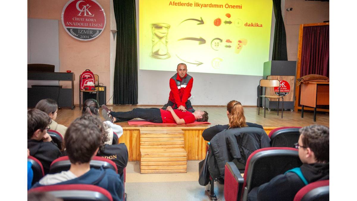 Karşıyakalı gençler afetlere karşı bilinçleniyor