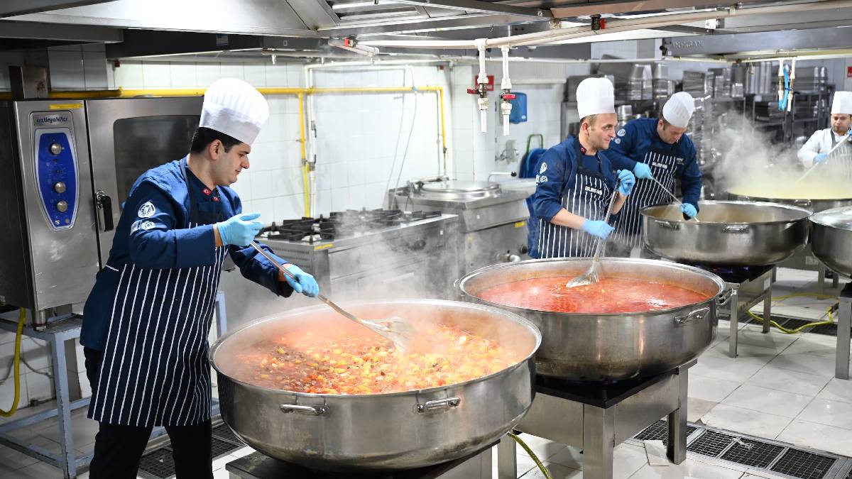 Bursa’nın dayanışma mutfağı büyüyor: Büyük bir titizlikle hazırlanan iftar menüleri her gün binlerce insana ulaştırılıyor