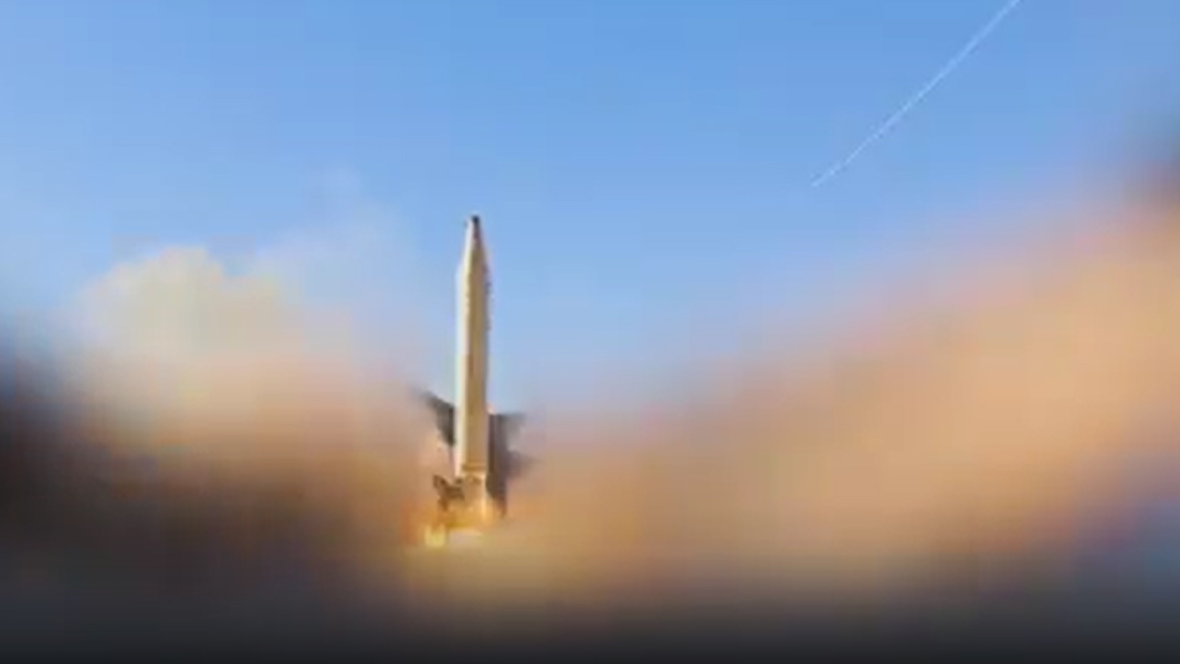 Son dakika! İran'dan İsrail'e 'devasa' balistik füze yağmuru! Hipersonik Fettah ve Hürremşehr-4 füzeleri ateşlendi