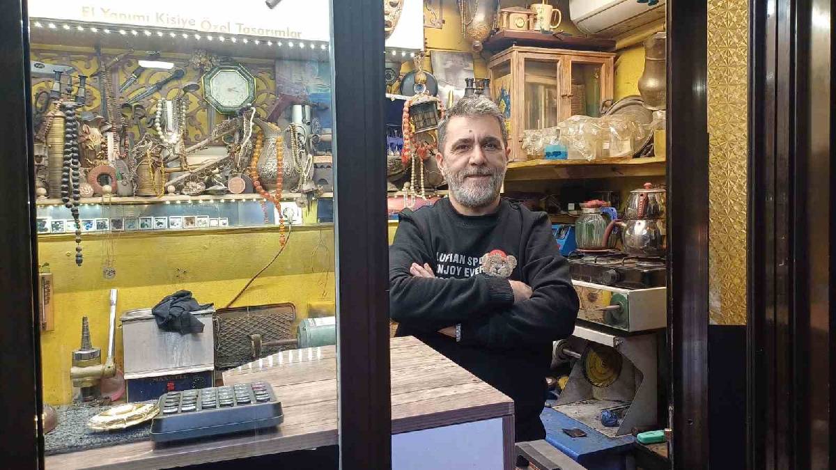 3 metrekarede çalışıyor, 40 yıldır bu işi yapıyor! Hem tamir ediyor hem de restore ediyor