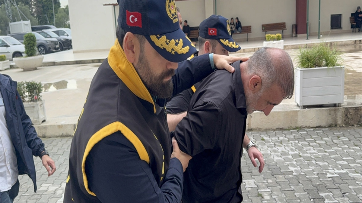 Eşini sokak ortasında katleden zanlı kendini savundu: Silah kullanmasını bilmeyen biriyim