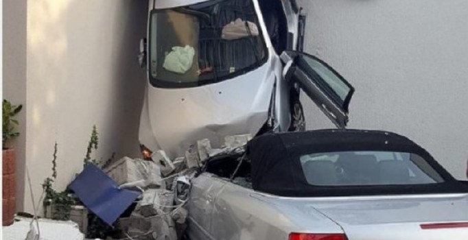 Vites karıştıran emekli kadın otopark duvarını yıktı