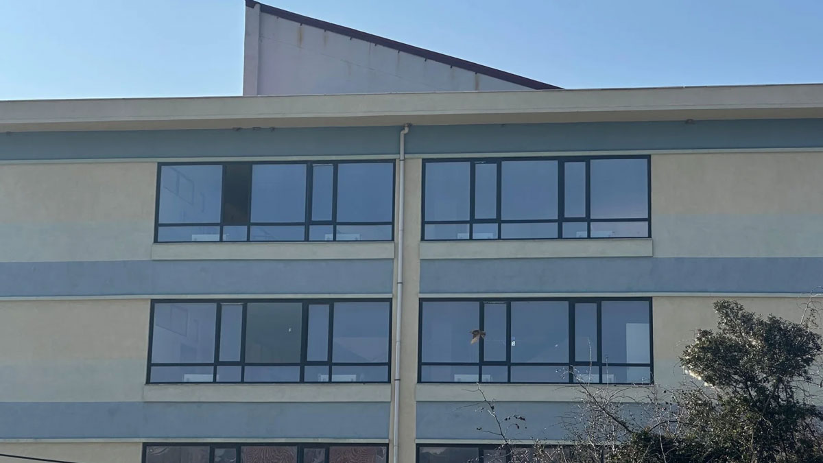 Lise öğrencisi okulun 3. katından atlayarak hayatını kaybetti