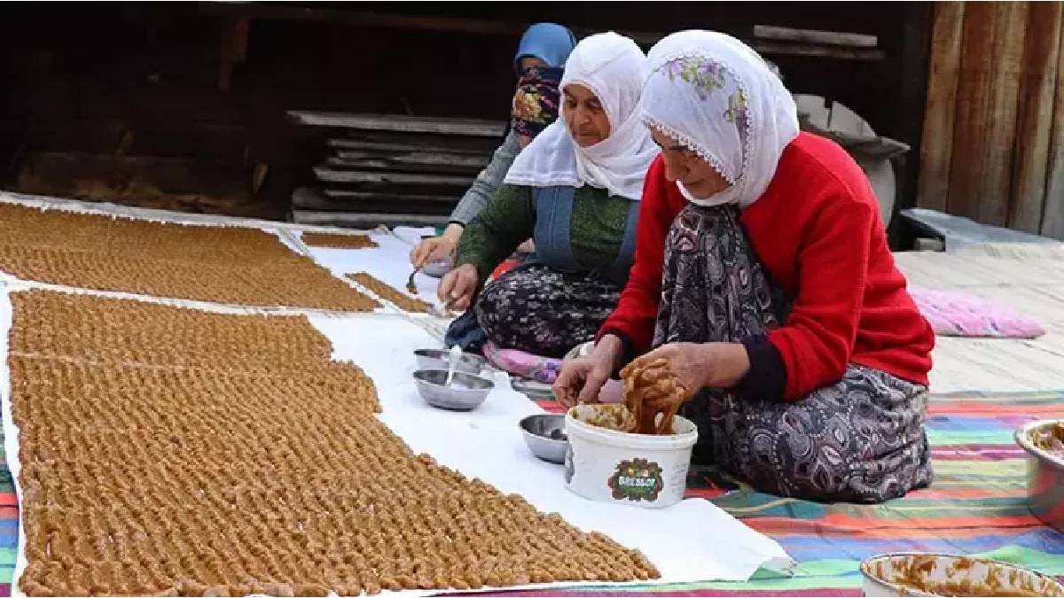 Yazın zahmetle yapılsa da kışın afiyetle yeniyor: Tek bir mahalleden başka yerde bulunmuyor