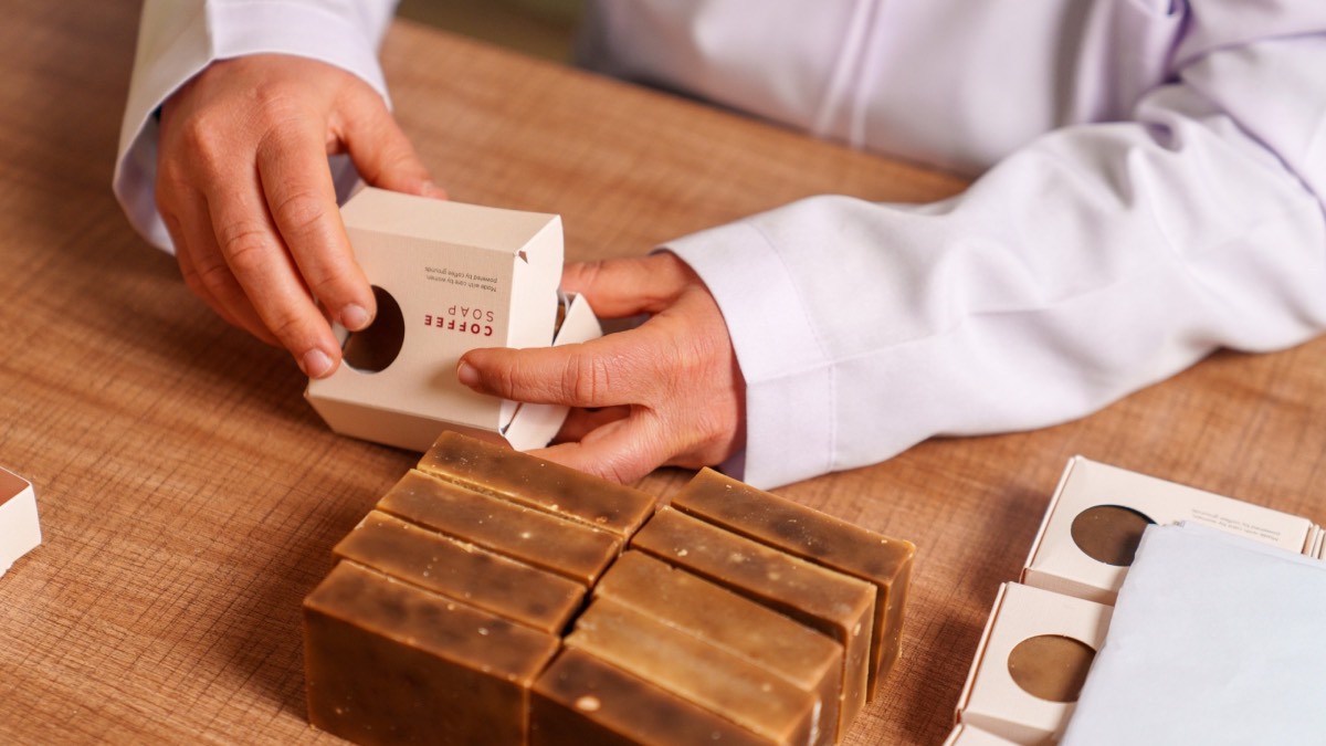 Espressolab, Mardinli kadınlarla atık kahve posalarını sabuna dönüştürüyor